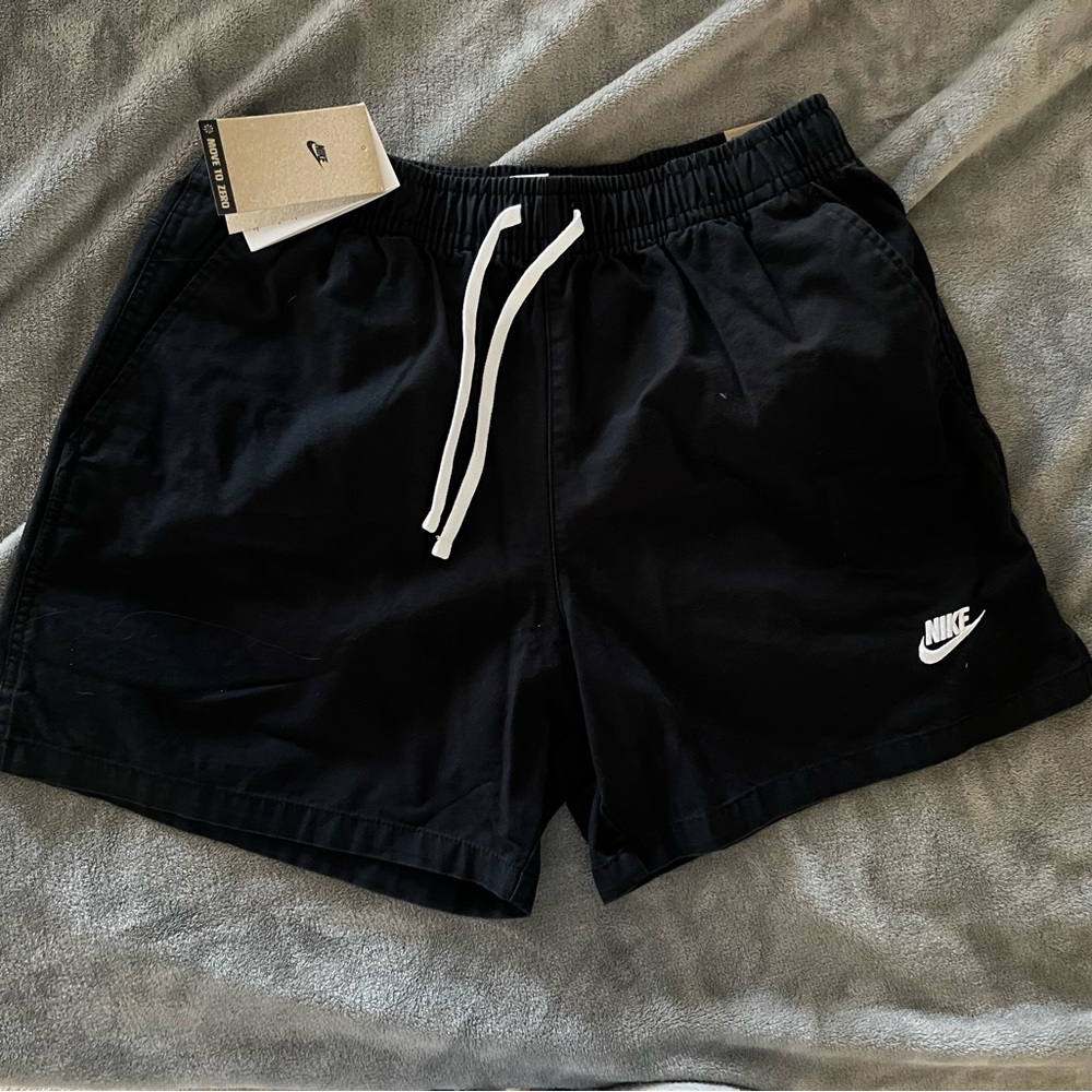 Men’s above the knee Nike shorts BNWT